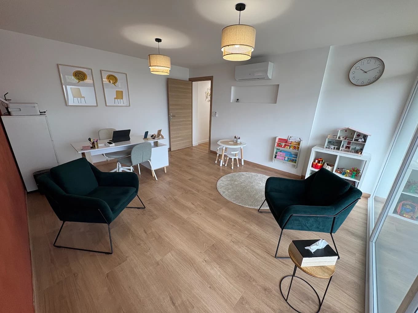 Le cabinet de consultation d'Agathe Delbeau à Sète : deux fauteuils, un bureau et un coin de jeu pour les enfants